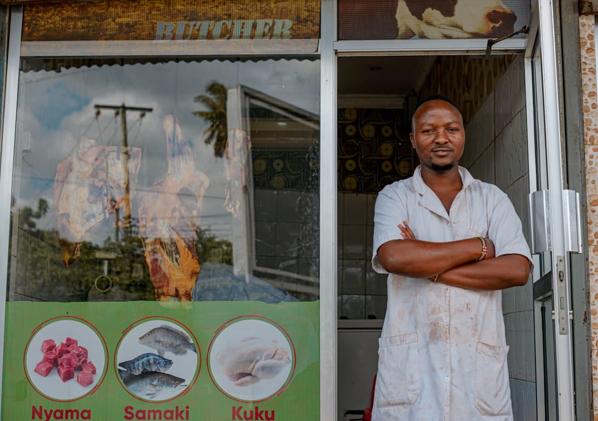 Comerciante na porta do próprio mercado
